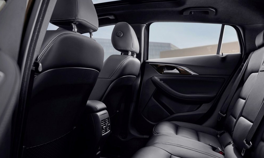 Infiniti QX30 Luxe Tech wnętrze - Wypożyczalnia samochodów luksusowych Mestenza Trójmiasto Rafał Grzebin