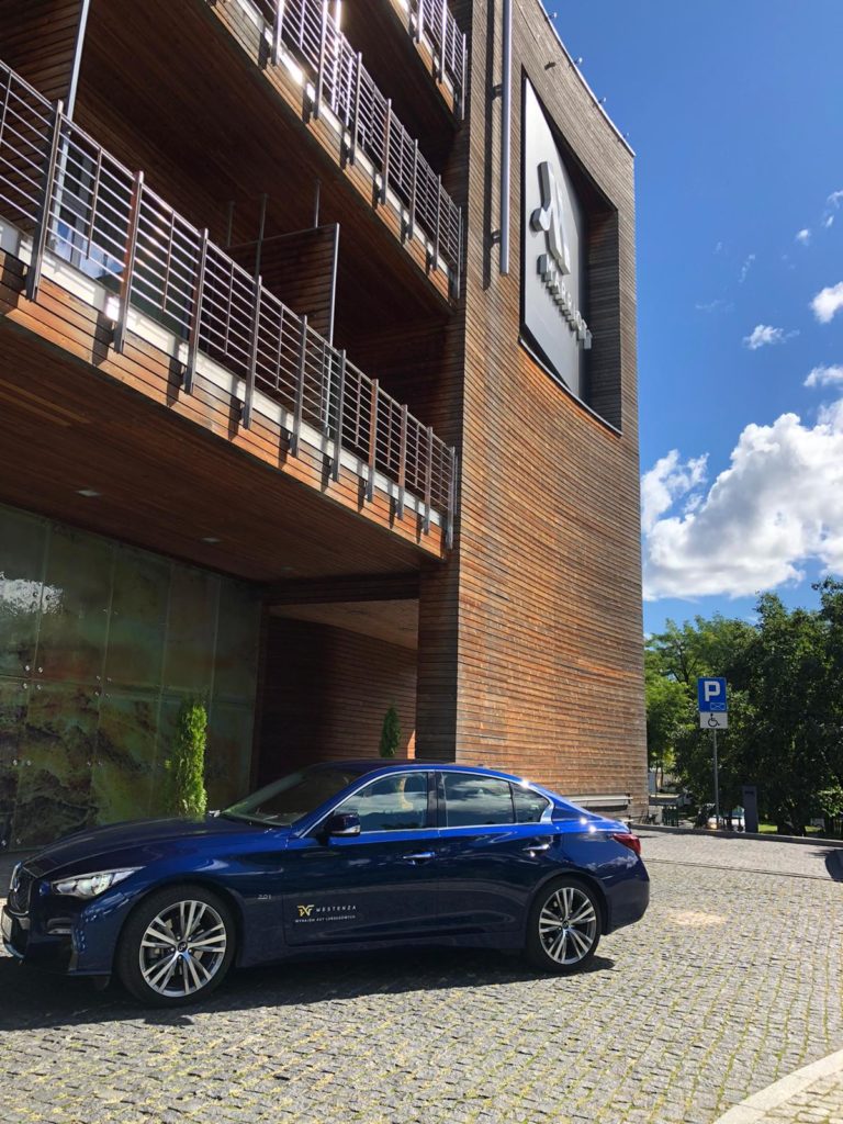Samochód pod hotel wypożyczalnia samochodów luksusowych Mestenza Rafał Grzebin