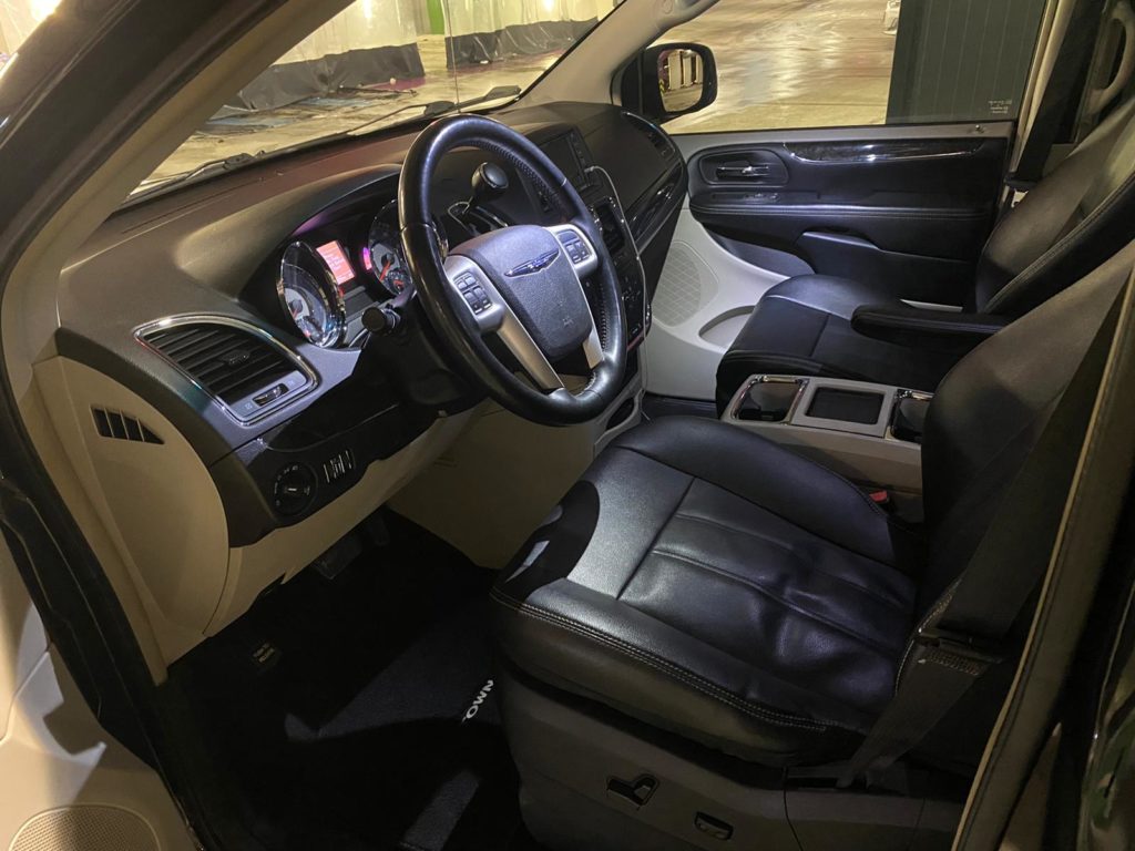 Chrysler Town Country wypozyczalnia samochodow Mestenza Rafał Grzebin